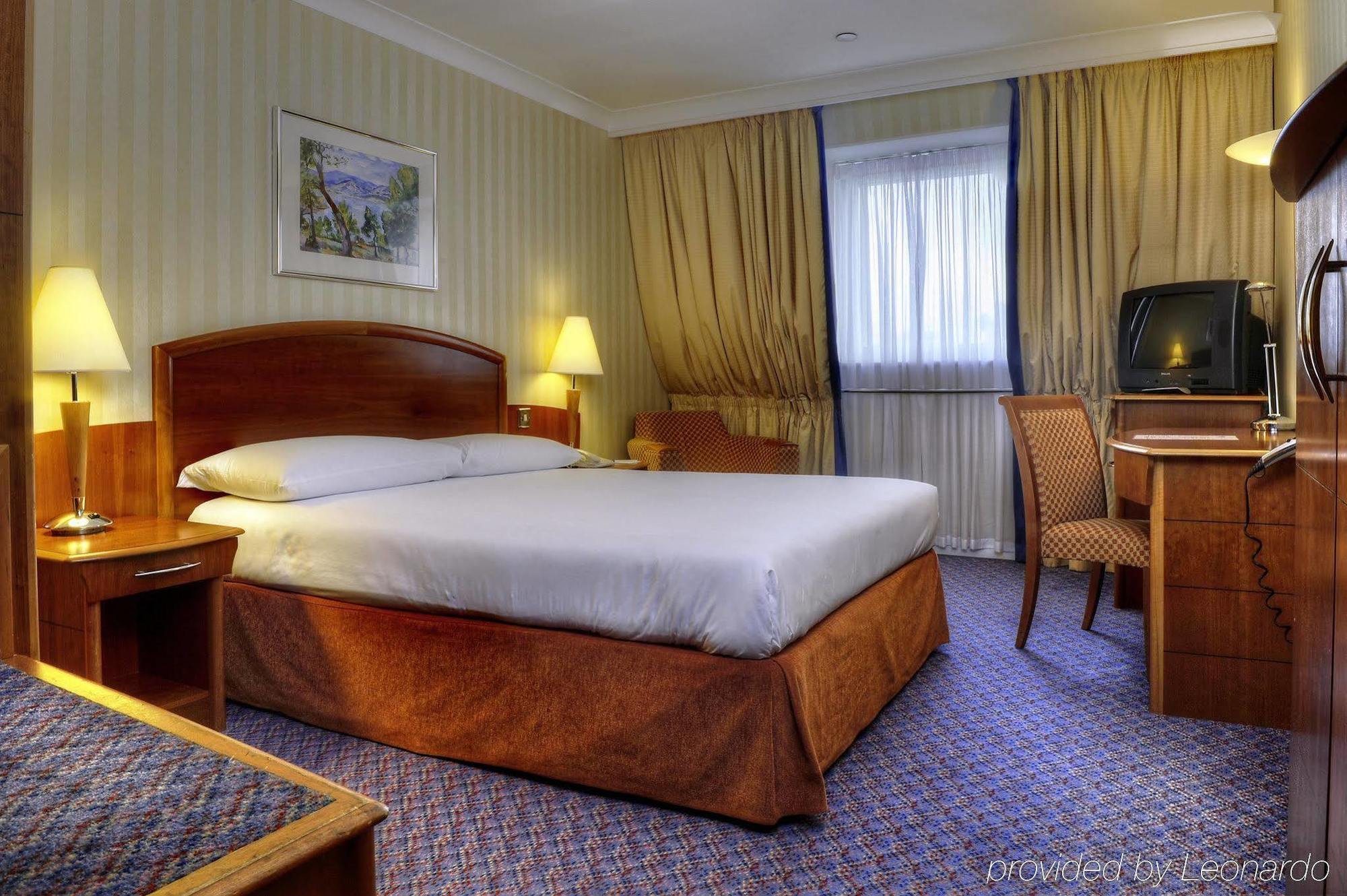 B&B Hotel London Heathrow สลาว ภายนอก รูปภาพ