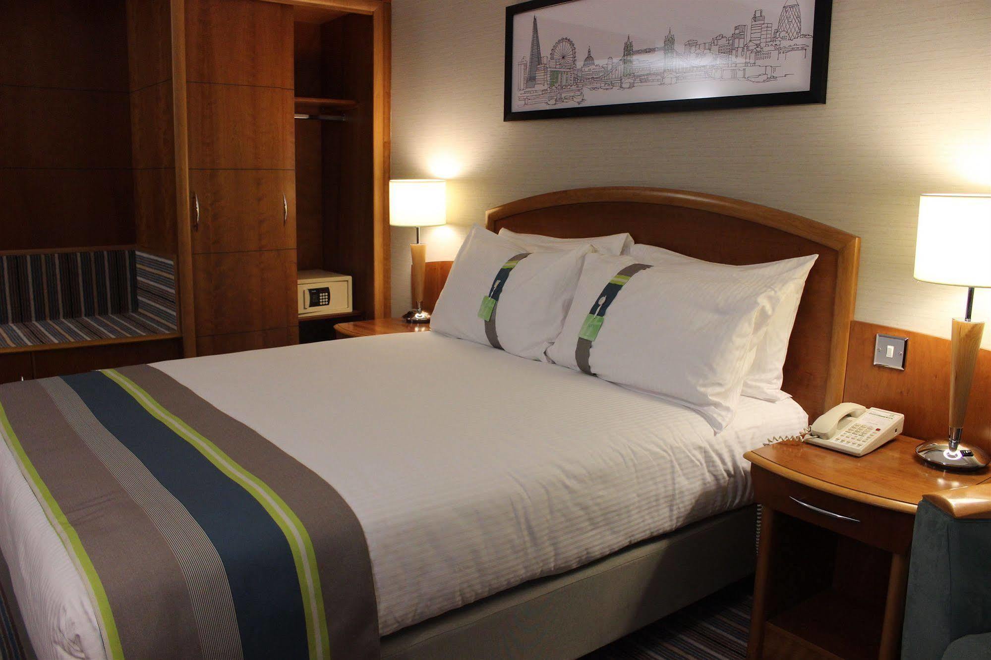 B&B Hotel London Heathrow สลาว ภายนอก รูปภาพ